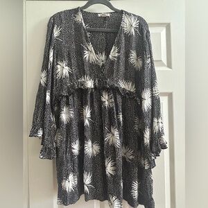 Billabong Dress Size M Black White Floral Dots Ruffle 3/4 Sleeve Mini Flowy